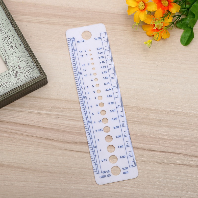 

STUDIO RAJUT - PENGGARIS RAJUT KNITTING GAUGE RULER PLASTIC NEEDLE