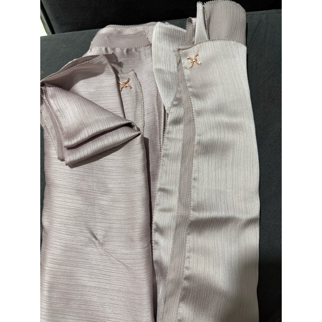 ((Preloved)) Hameeda - Duha Crinkle Silk Pashmina Satin Jilbab