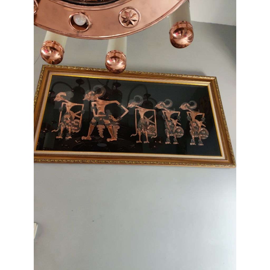 Hiasan Dinding Pandawa Lima Tembaga – Dengan Bingkai Kaca Elegan