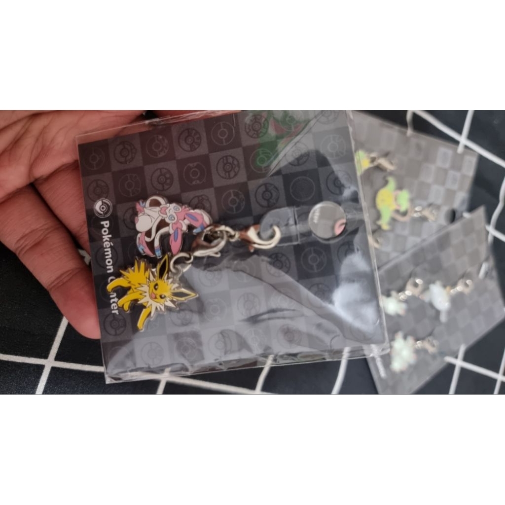 pokemon jolteon dan Sylveon charm ( pokemon center key )