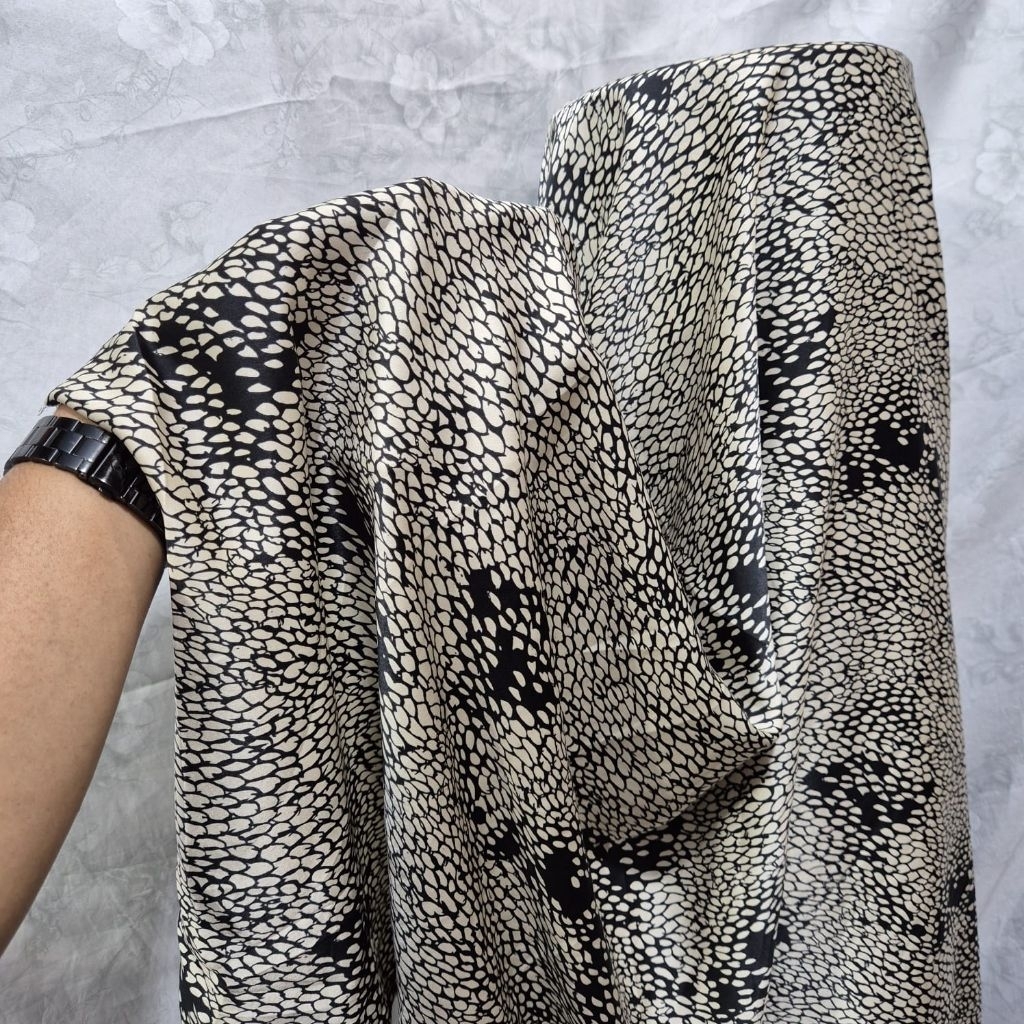 kain armany silk motif abstrak - kain silk motif branded - kain silk motif premium mk