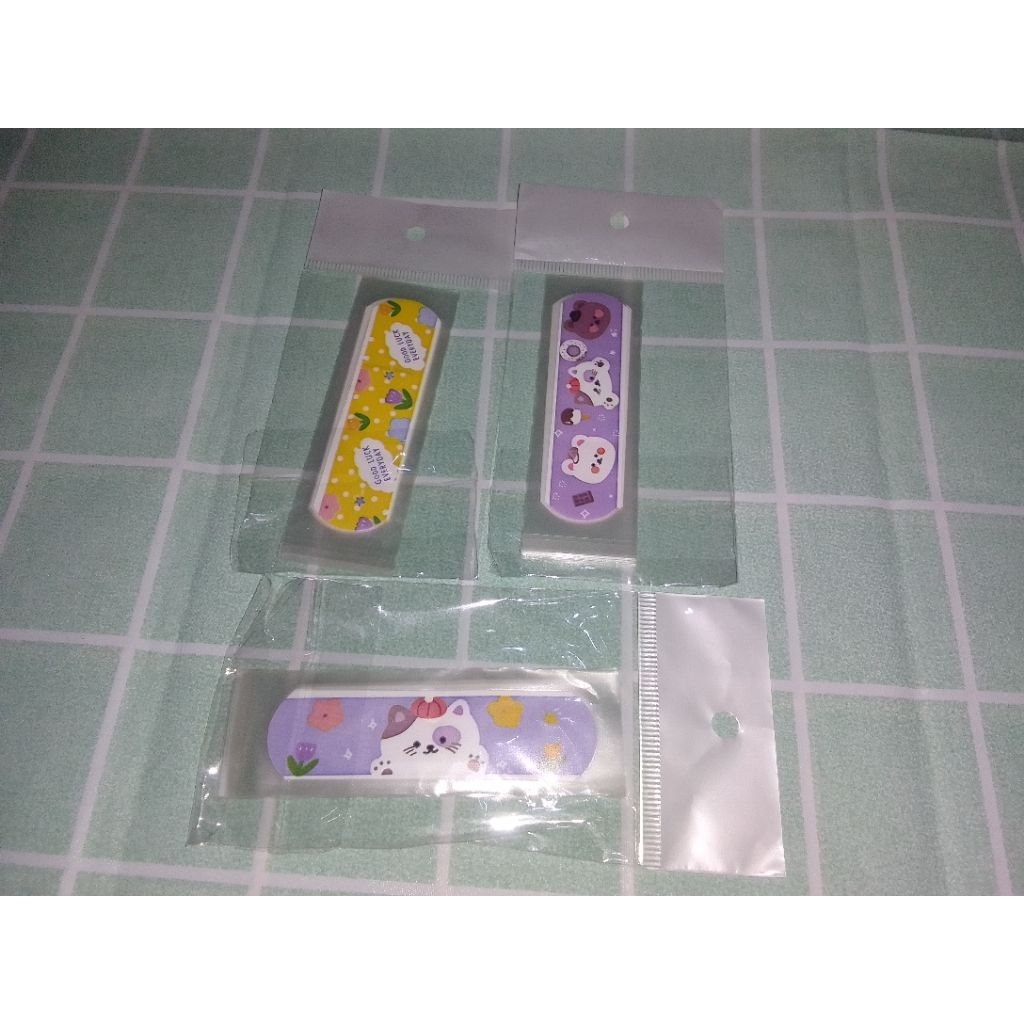 

Barang random sabun kertas, plester luka, gantungan dino,jepit rambut,penghapus karakter,pin karakter
