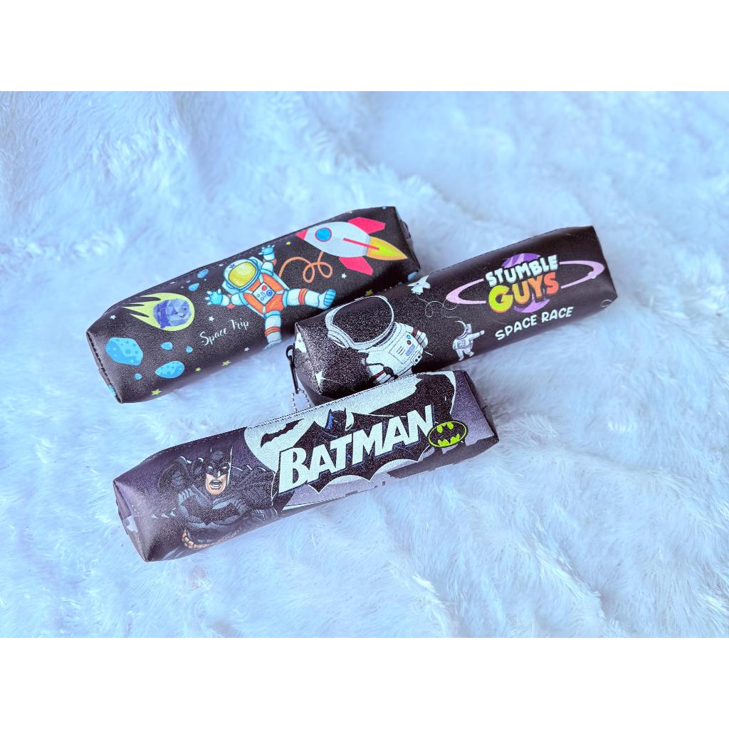 

Tempat Pensil Karakter Mini Lucu Motif Cowok Warna Menarik