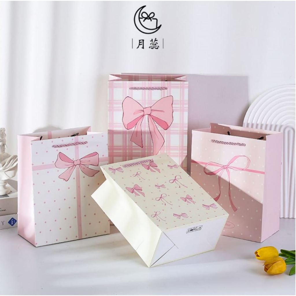 

Grosir Tas Kado Kertas 12 pcs – Ukuran 32x26x12 cm | Paper Bag Hadiah Motif Pita Pink Kekinian Hampers Kado Goodie Bag