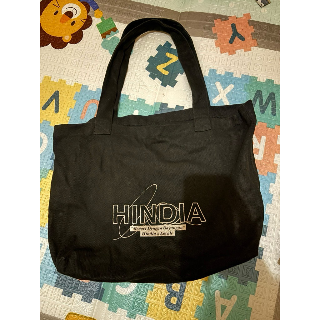 totebag hindia black - 1st album menari dengan bayangan