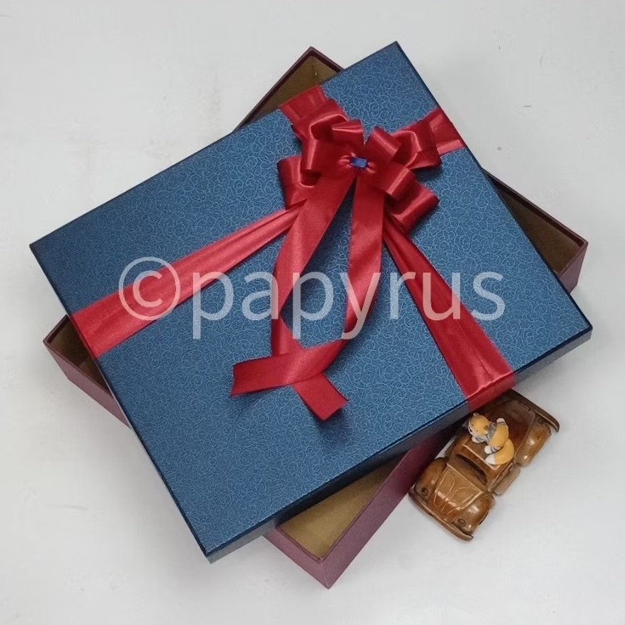 

PAPYRUS Kombinasi 30x35 Tinggi 5cm Kotak Kado Gift Box Hadiah V2