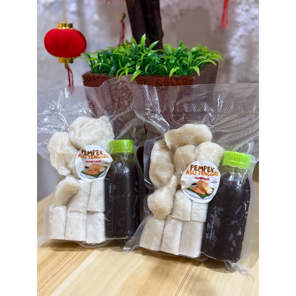

Pempek Asli Ikan Tenggiri by Hallyess Cafe
