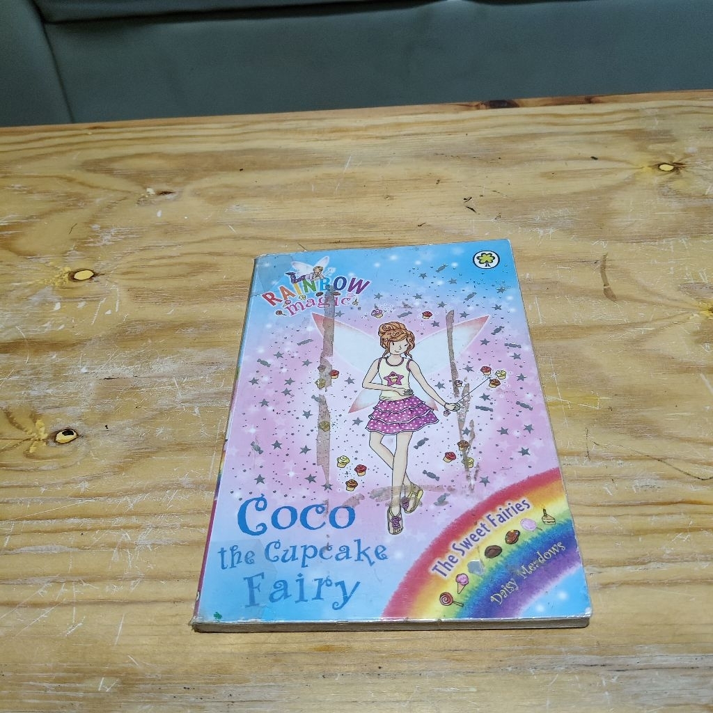 Buku Rainbow Magic Coco the Cupcake Party
