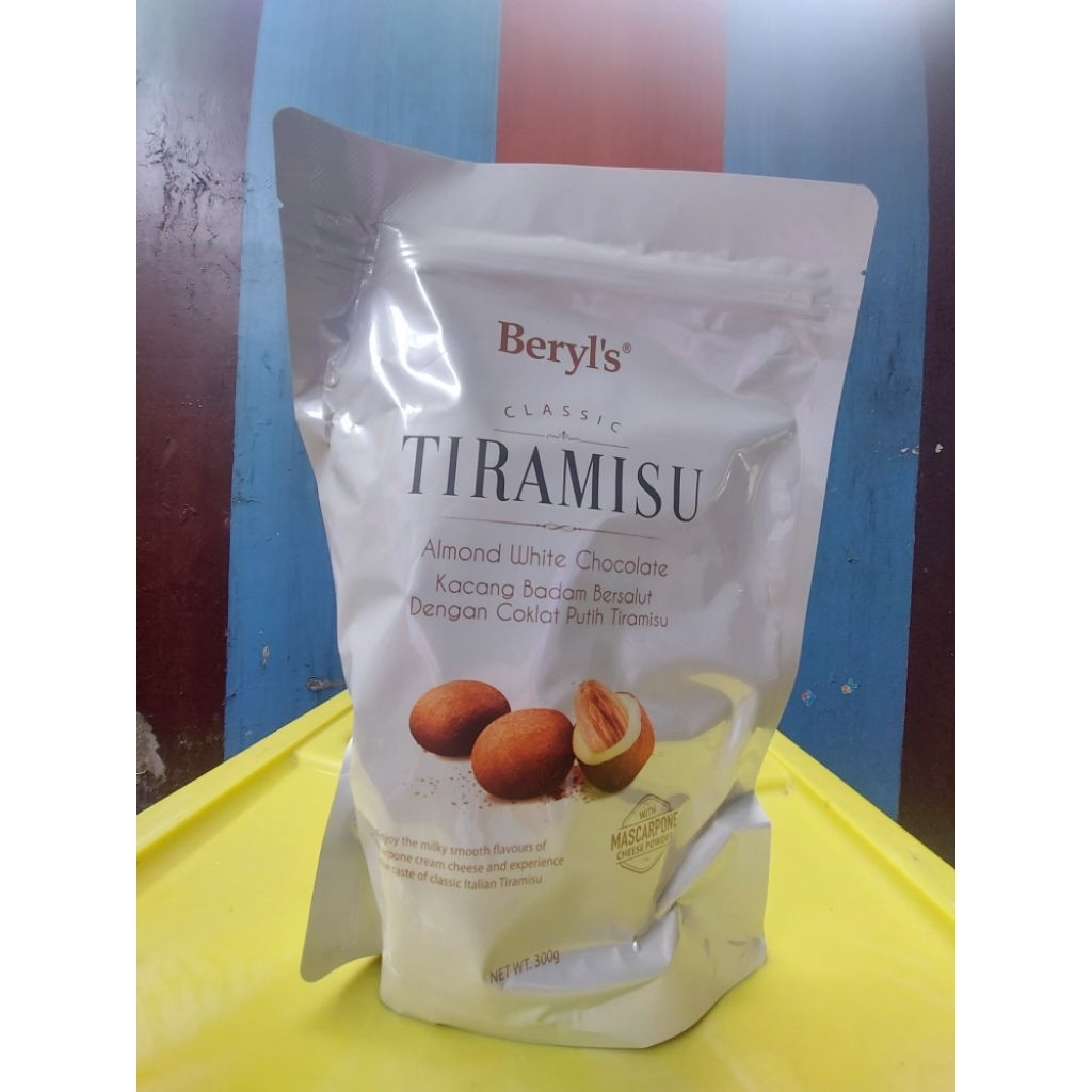 

Beryl's Classic Tiramisu Almond White Chocolate 300gram Beryls Almond White Chocolate Kacang Hazelnut Bersalut dengan Coklat Putih Tiramisu