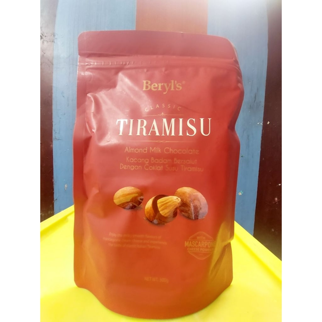

Beryl's Classic Tiramisu Almond Milk Chocolate 300gram Beryls Almond Milk Chocolate Kacang Hazelnut Bersalut dengan Coklat Susu Tiramisu