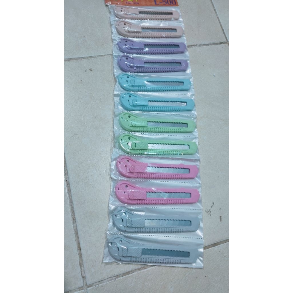 

Cutter / pisau cutter Besar