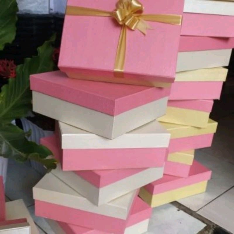 

kotak kado hardbox 22x22x8cm berkwalitas