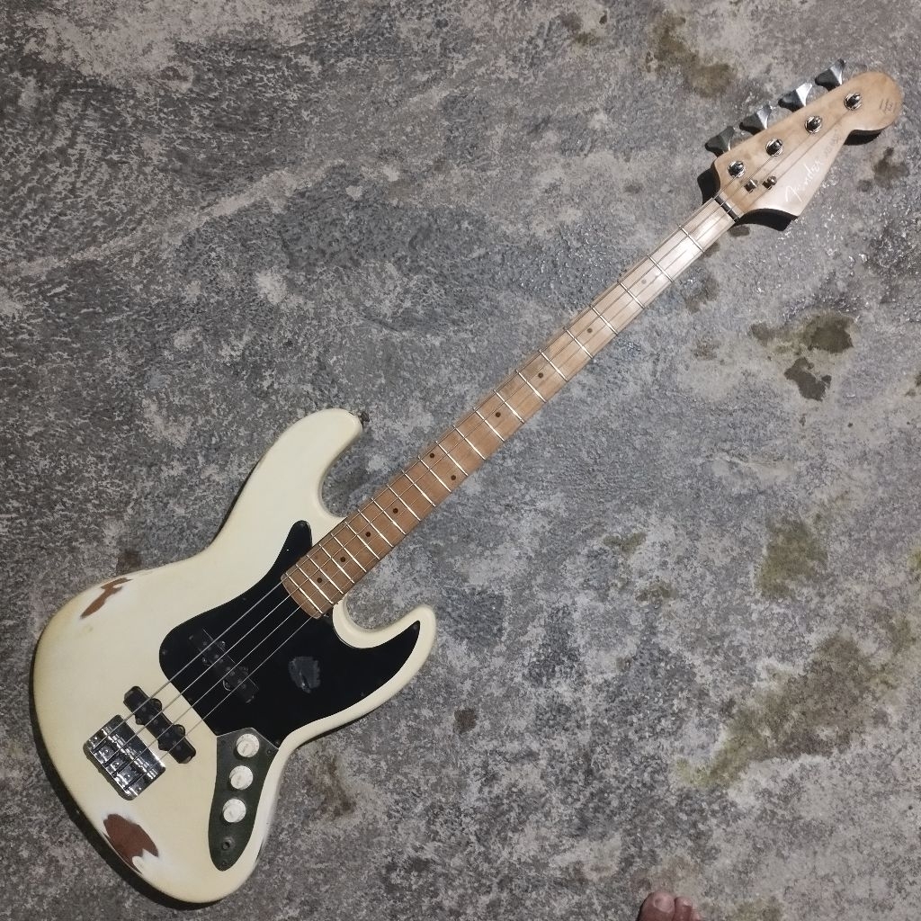 GITAR BASS MODEL JAZZ BASS FENDER COSTUME RELIK SECOND