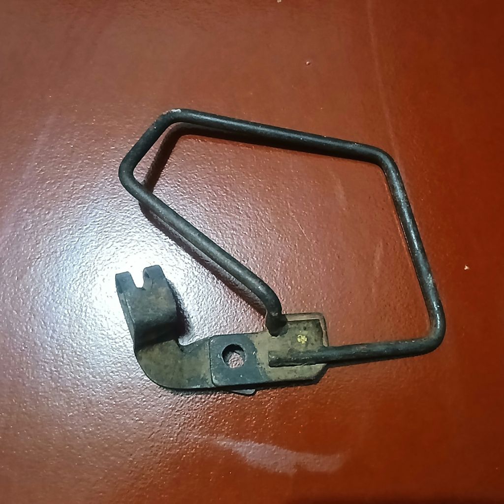 Breket selang rem beat karbu