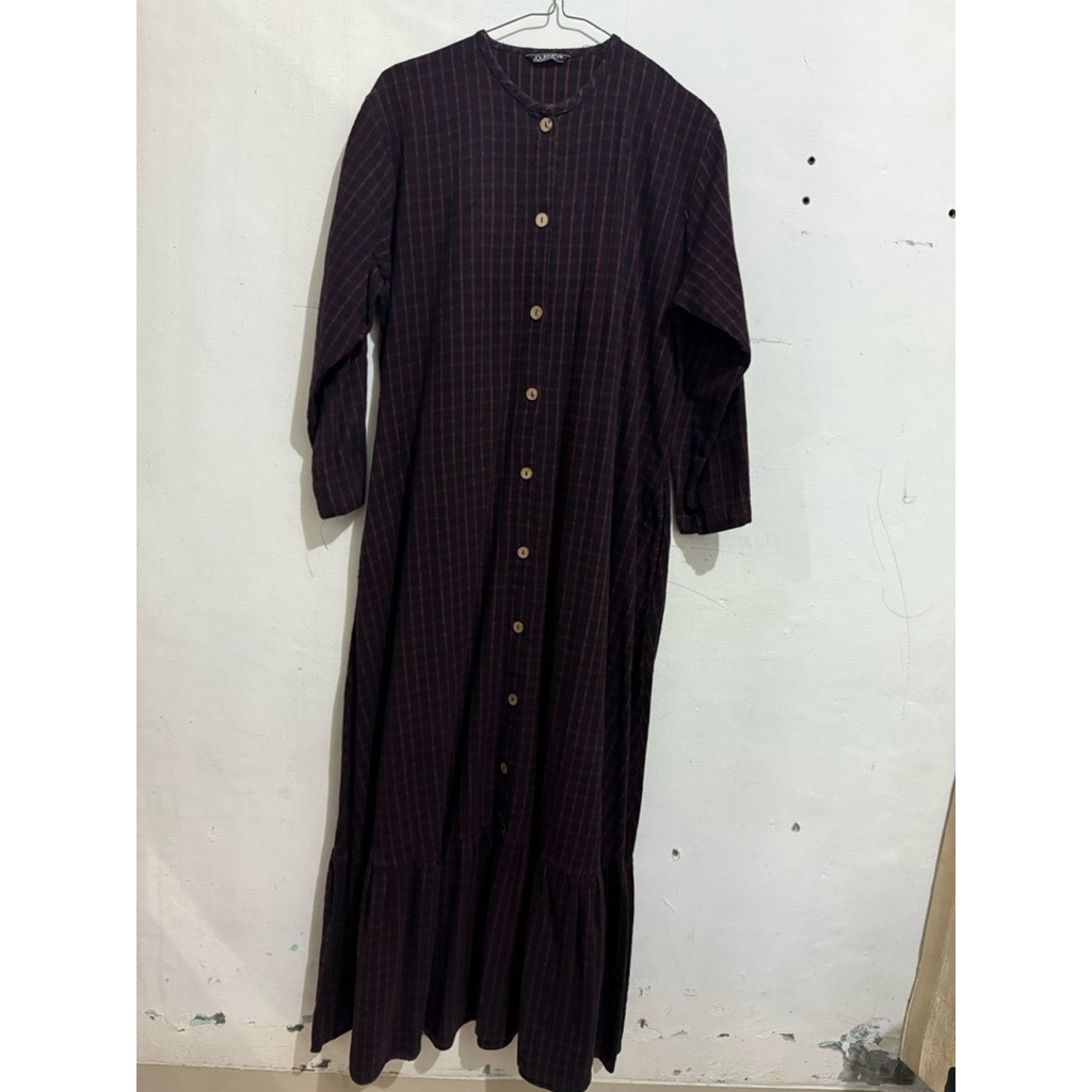 Long dress kotak-kotak hitam list merah