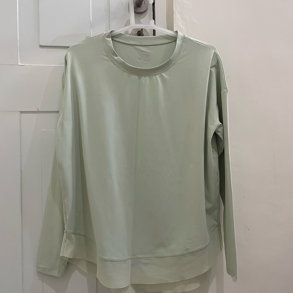 Preloved Baju / Atasan / Kaos Olahraga Wanita Lengan Panjang merk Reytorm Warna Hijau Mint