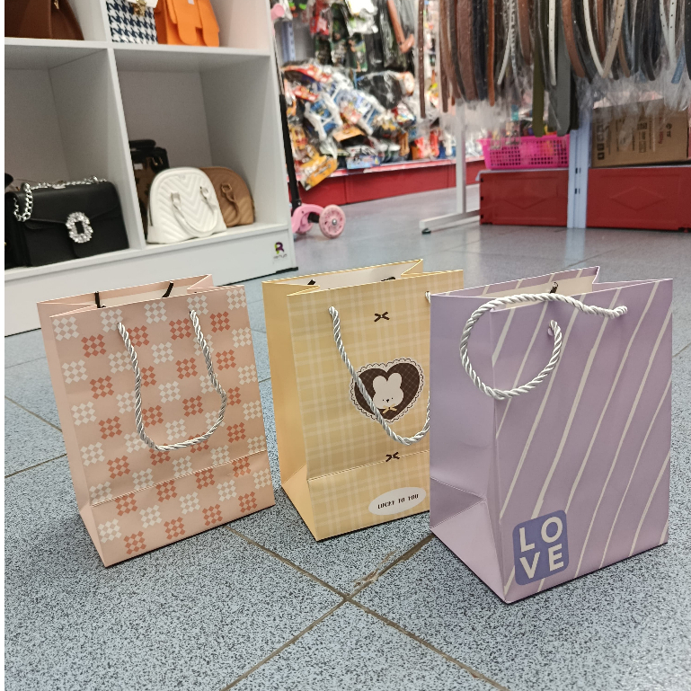 

Paperbag Motif Ukuran 19.5x14.5x10 cm – Tas Kado / Goodie Bag Cantik & Elegan untuk Hadiah Spesial Harga Grosir Bisa Cod