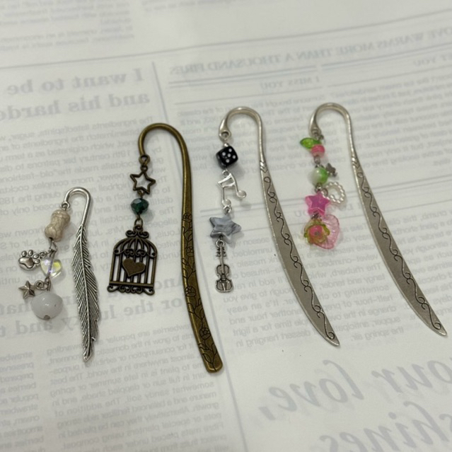 

pembatas buku bookmark aesthetic beaded manik mockingjay hunger games coquette