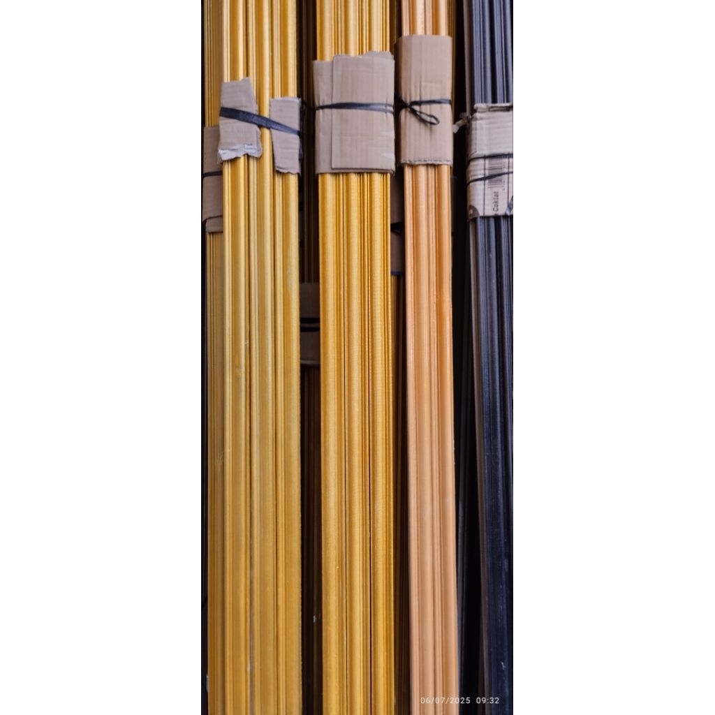 pigura kayu batangan