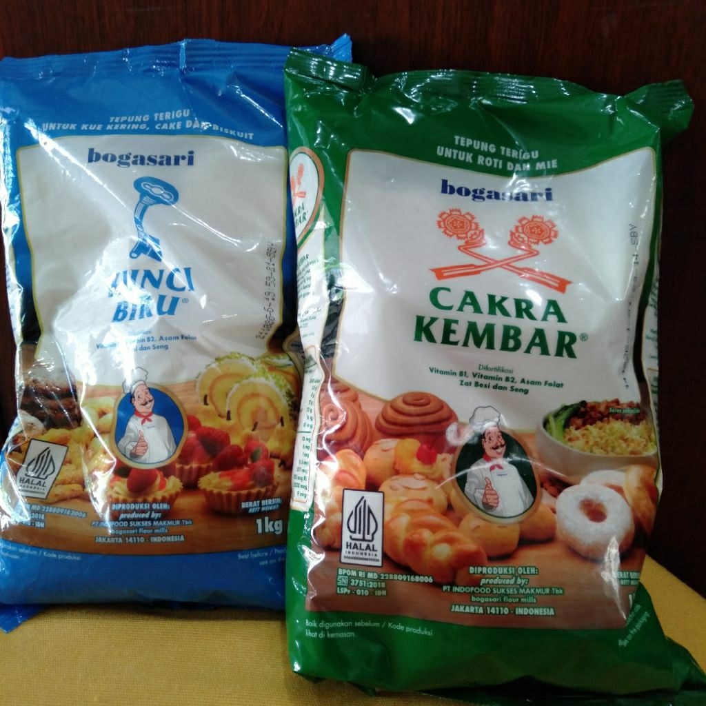 

tepung terigu Bogasari Cakra kembar dan kunci biru masing-masing kg