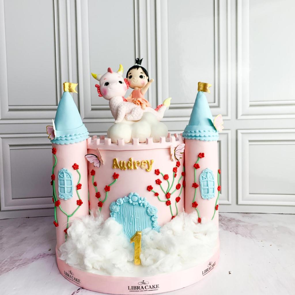 

Kue Ulang Tahun/Birthday Cake/Kue Ultah Tema Castle Dragon/Dragon cake