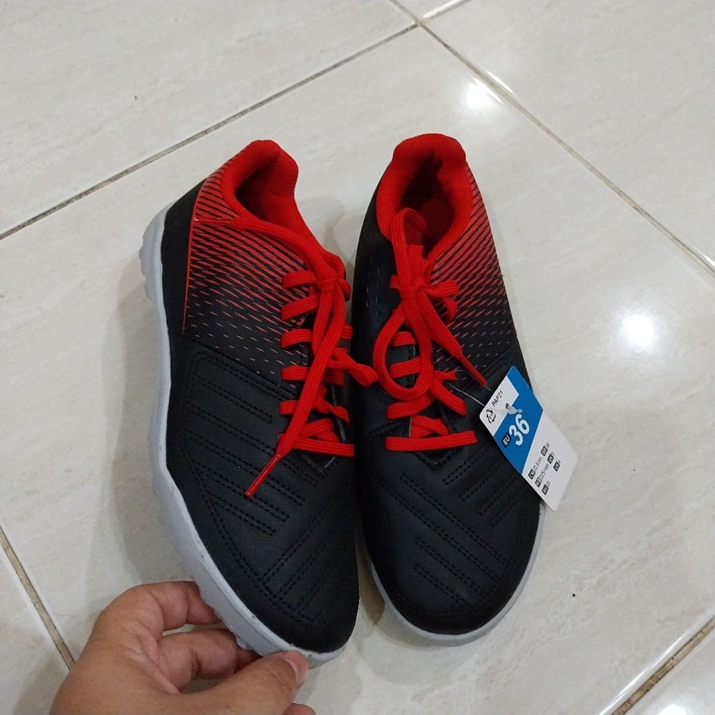 sepatu bola decathlon