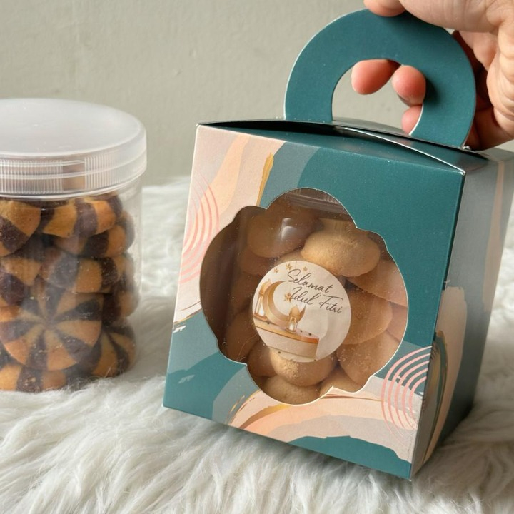 

Box Kotak Hampers Muat 1 Toples Dengan Window Box Jinjing Packaging Toples Kue Idul Fitri Lebaran