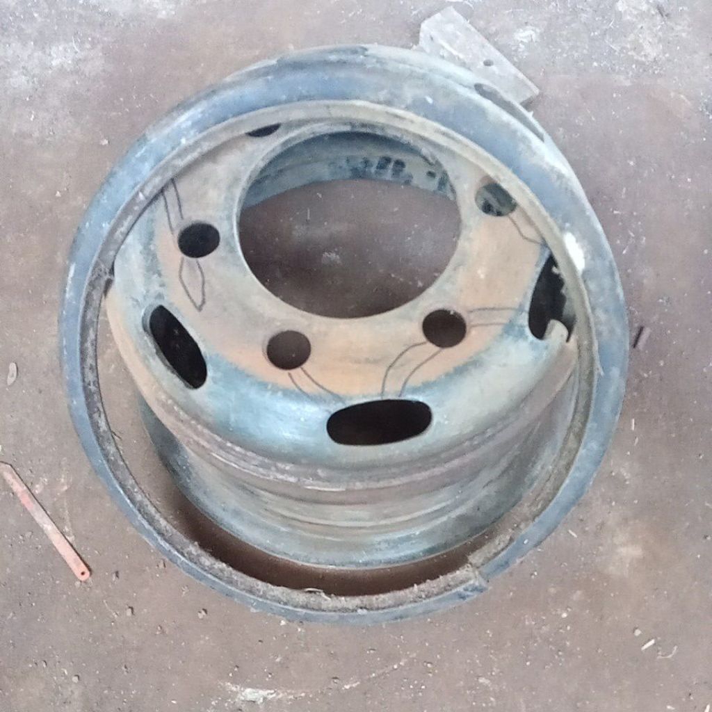 Pelek truk canter bekas retak.