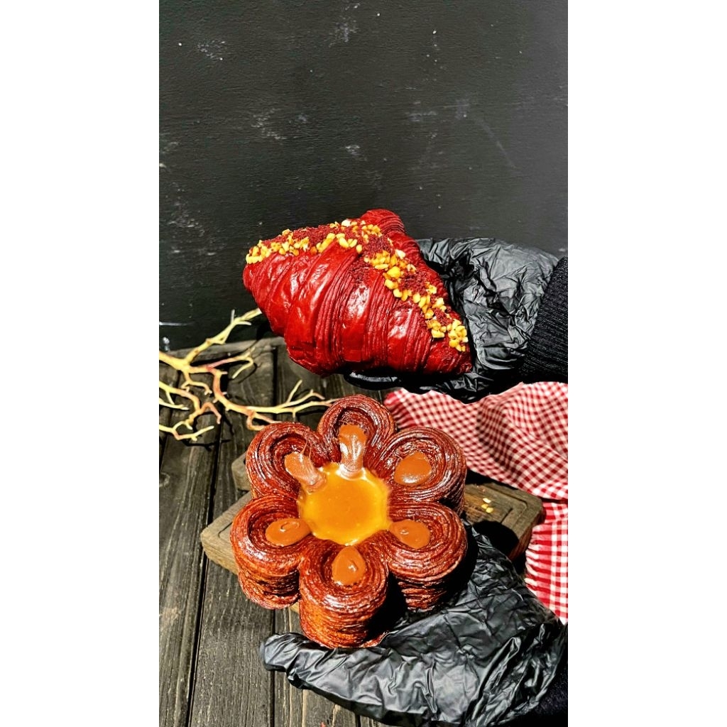 

Bundling 1 Croissant Red Velvet, 1 Salted Caramel Chocolate (free shaken ice tea)