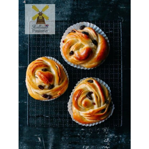 

Gooey Soft and Fluffy Cinnamon Raisin Bun