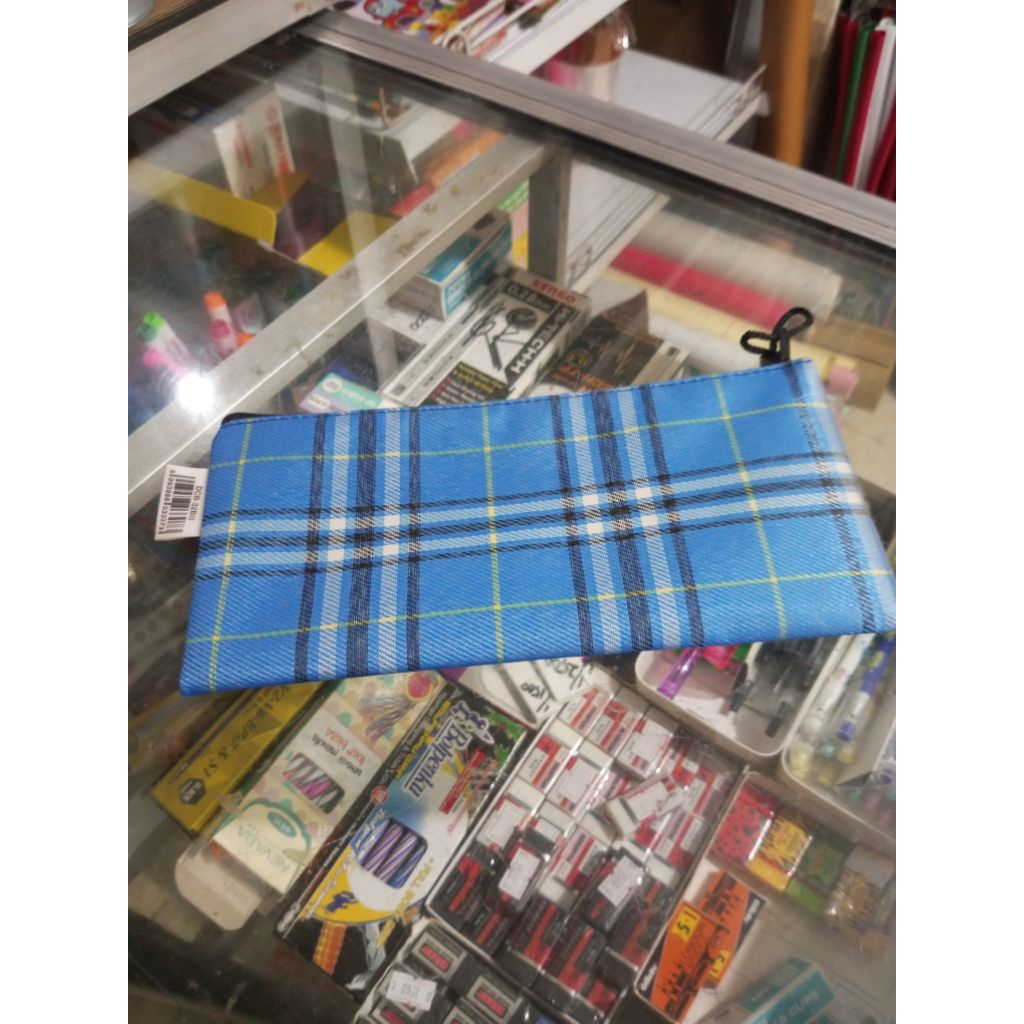 

TEMPAT PENSIL BOLPEN PENGHAPUS