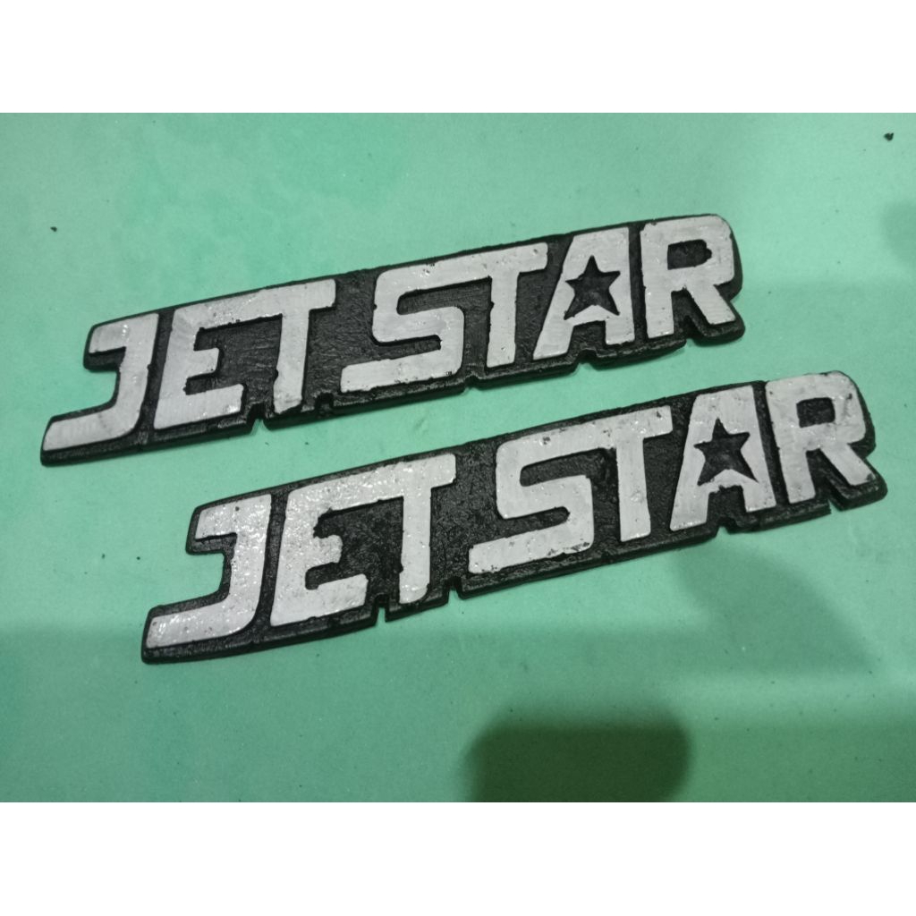sepasang emblem Mitsubishi jetstar
