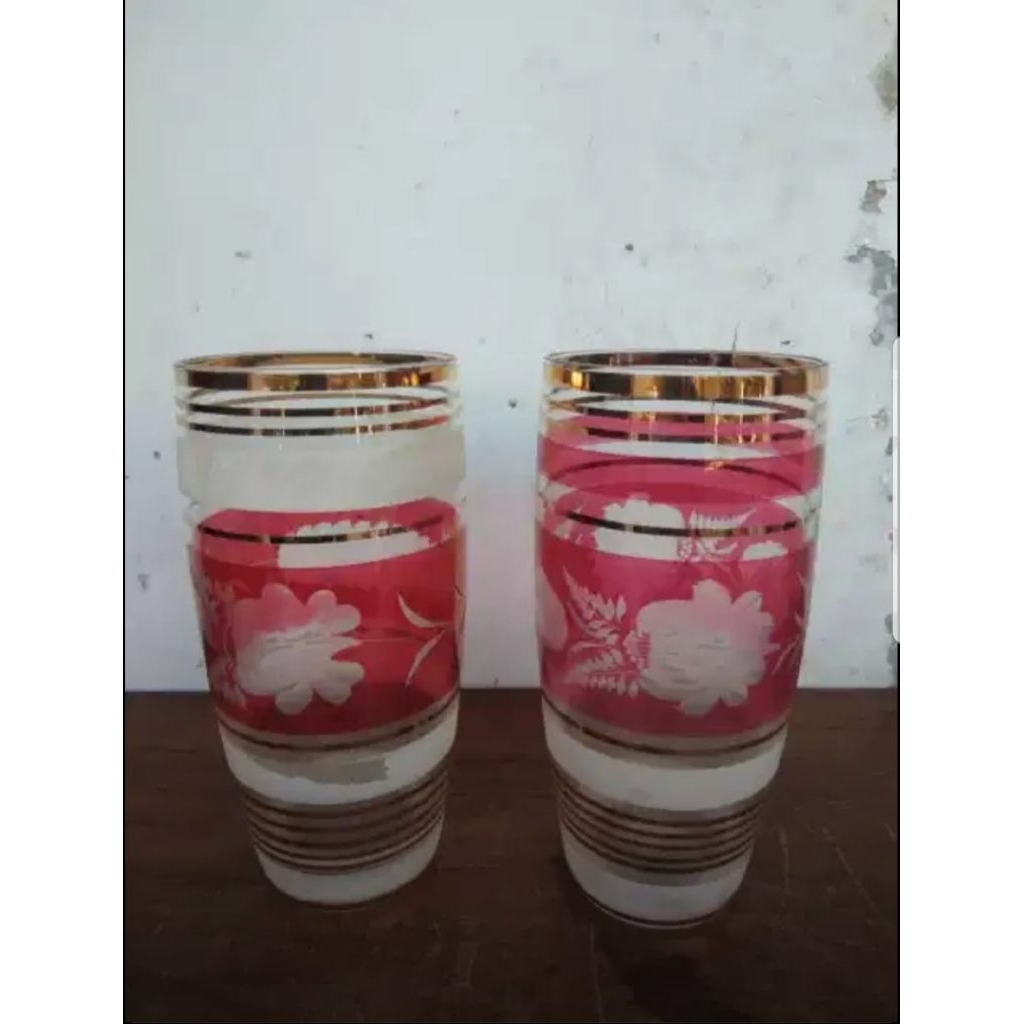 sepasang gelas antik kristal