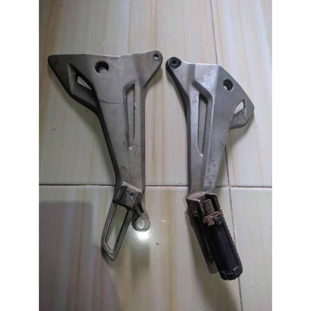 dudukan postep belakang,pijakan kaki belakang honda supra 125 lama( ori copotan)