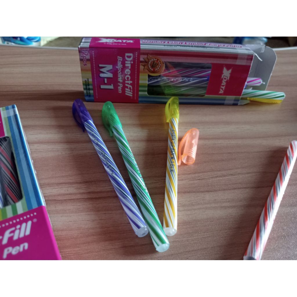 

isi 12 atau 1 lusin pulpen bagus dan murah warna cerah dan random