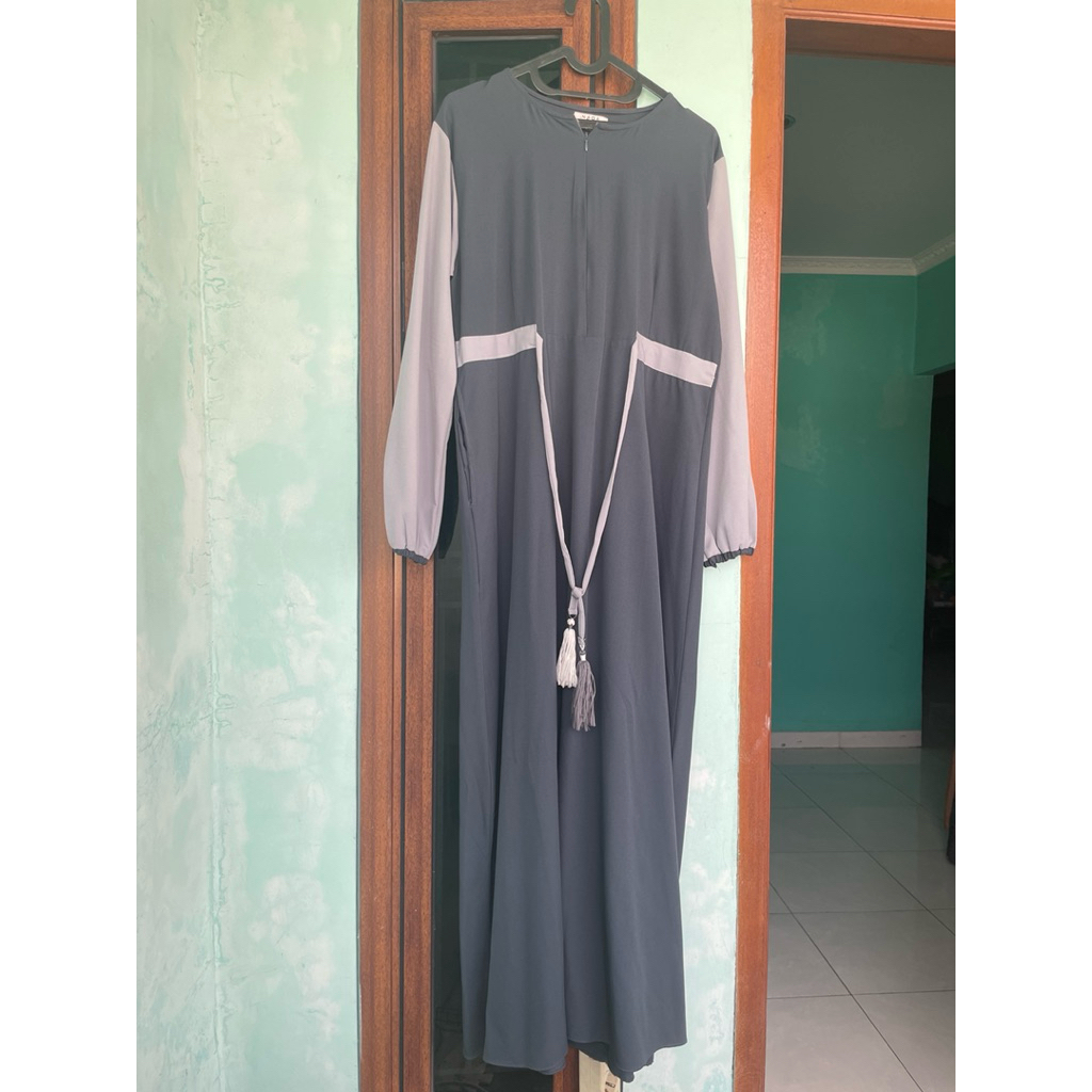 [PRELOVED] Gamis Brand NAQA.ID Warna Grey Size L (Include Hijab Non pad)