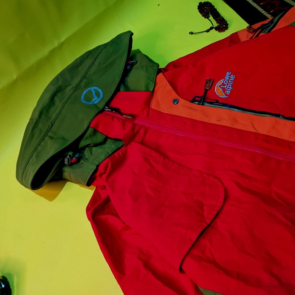 jaket outdoor preloved lowe  alphine merah second