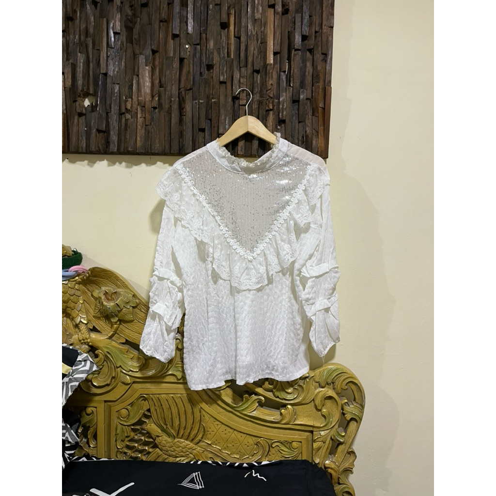 blouse ruffle putih