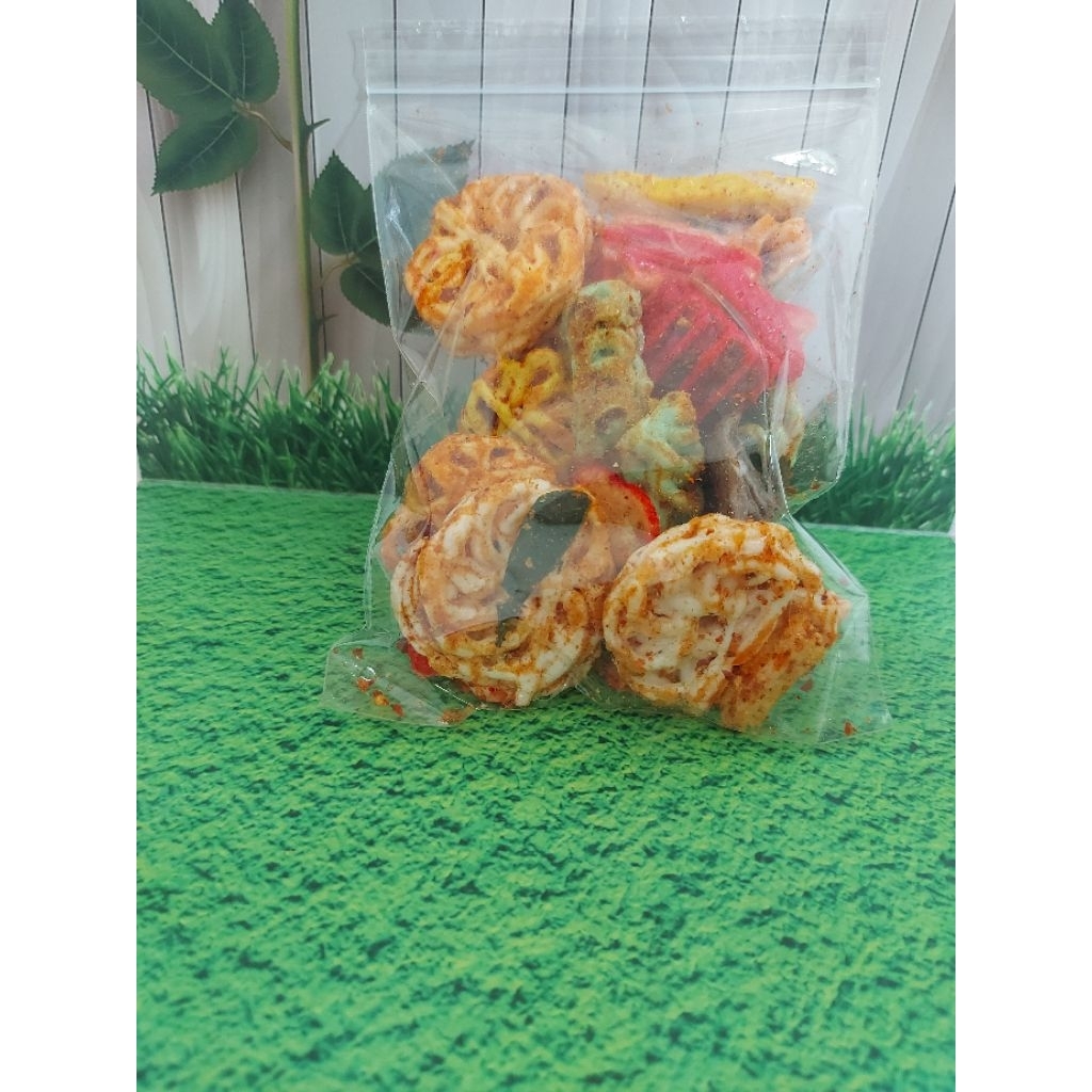 

Snack Hot Mix, mix berbagai kerupuk dengan Bumbu pedas dan gurih. Ukuran 150gr