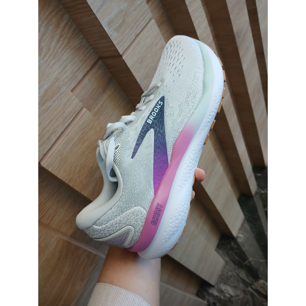 Sepatu Lari Brooks