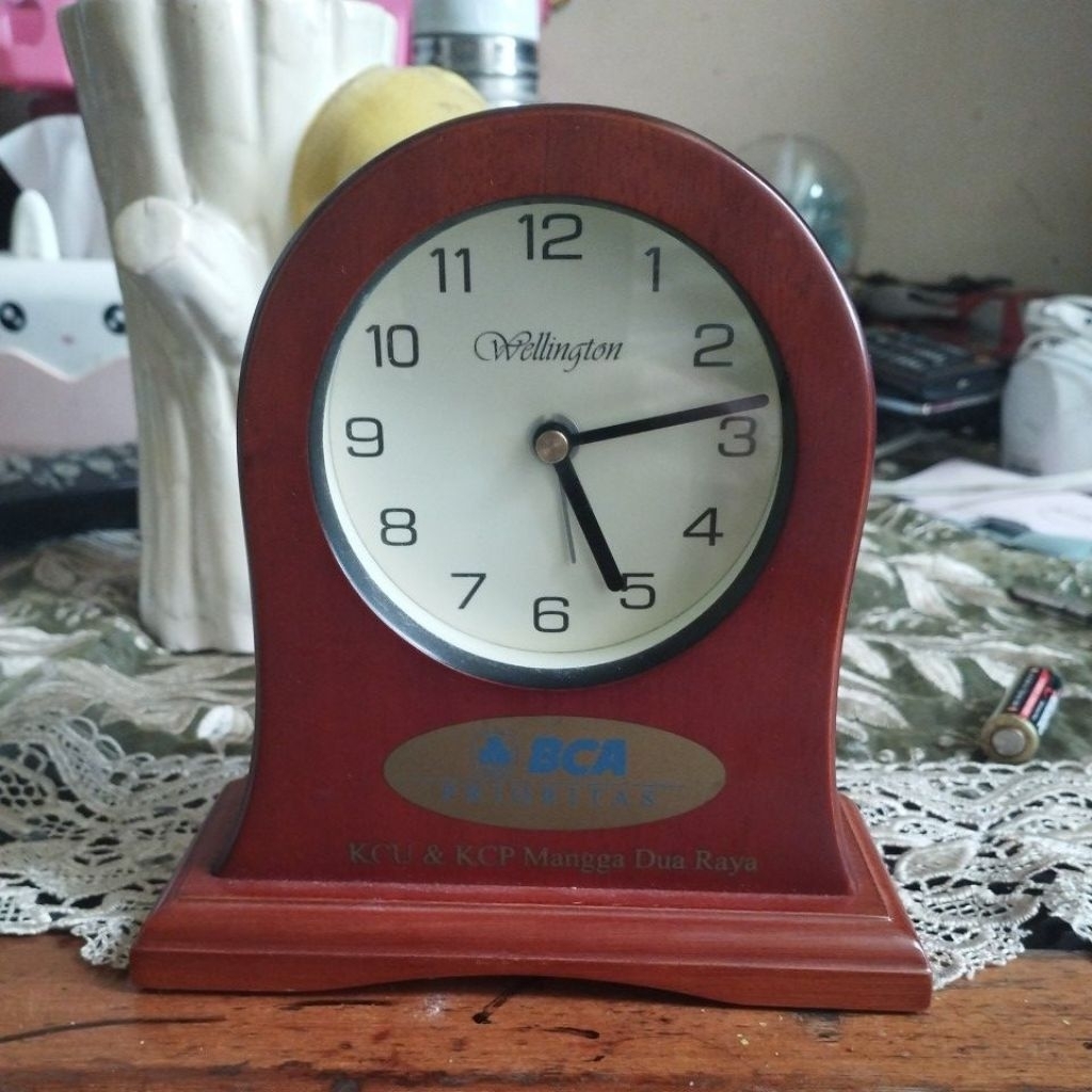 jam meja bahan kayu Wellington BCA prioritas
