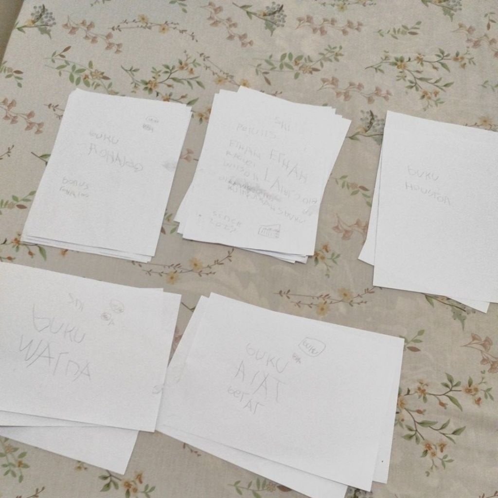 

Buku Cerita dan mewarnai dari Kertas buatan sendiri