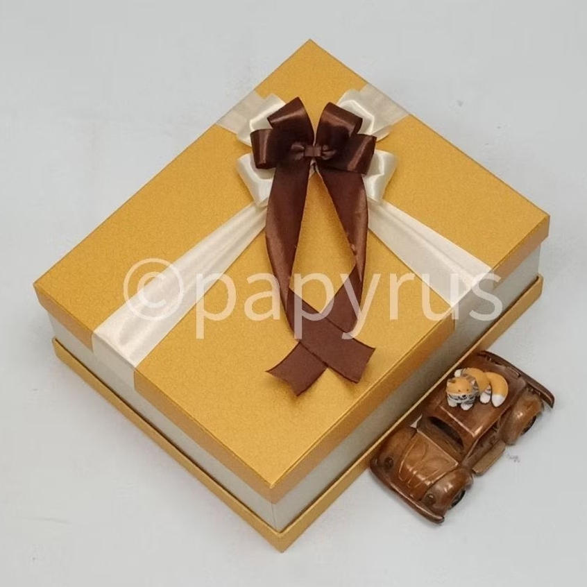 

PAPYRUS Sandwich 22,5x27,5 Tinggi 10cm Kotak Kado Gift Box V1
