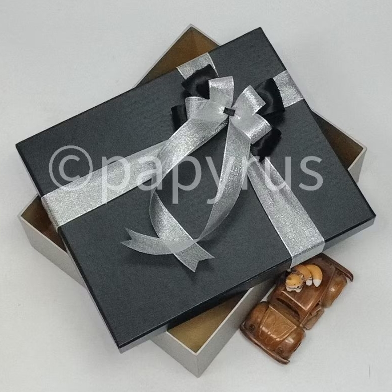 

PAPYRUS Kombinasi 25x30 Tinggi 5cm Kotak Kado Gift Box V3