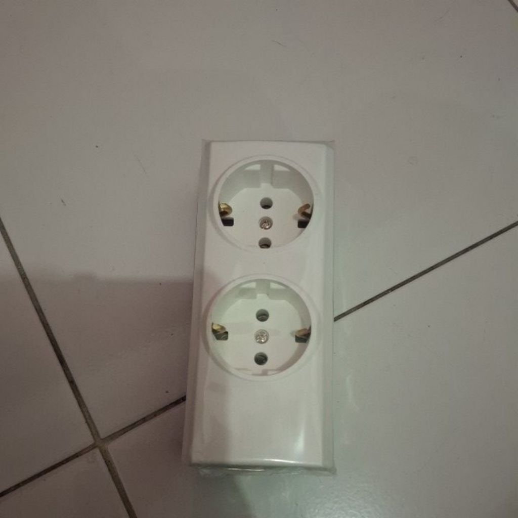 STOP KONTAK BROCO 2 LUBANG – Tipe 15321 | SNI – 16A / 250V
