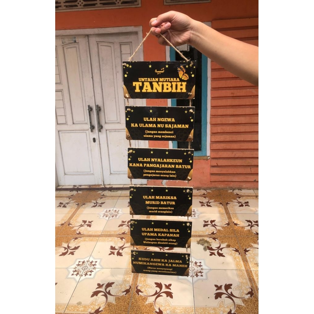 hiasan dinding Tanbih TQN Suryalaya