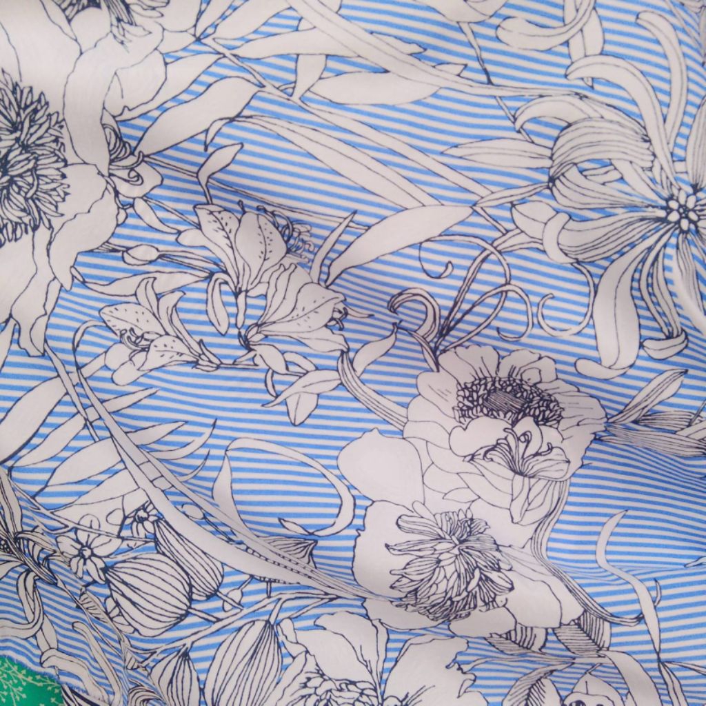 Kain Katun Motif Bunga Garis Biru – Bahan Printing Floral Elegan untuk Busana & Craft, Harga Per½ Me