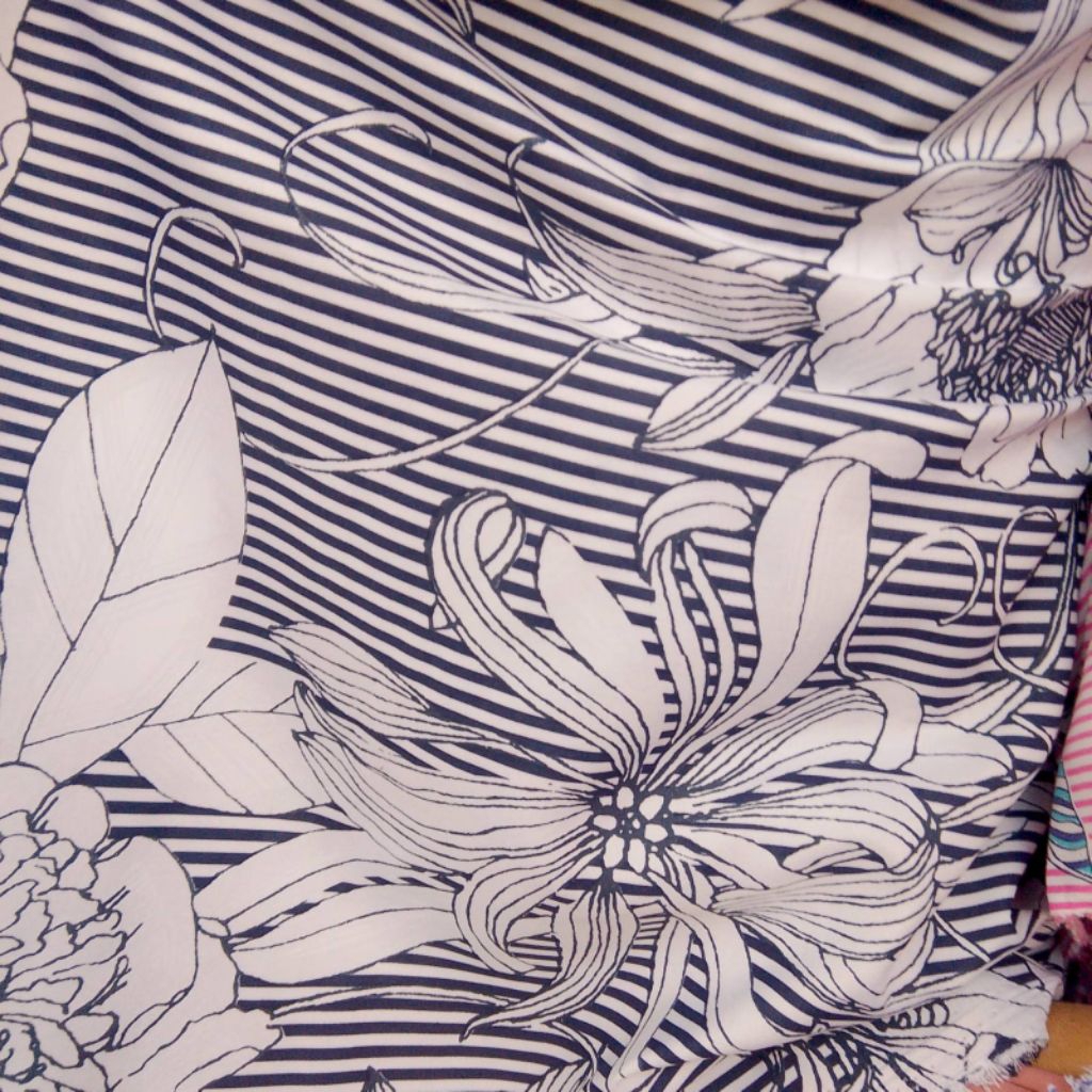 Kain Katun Motif Bunga Garis – Bahan Printing Floral untuk Busana & Craft, Harga Per½ Meter