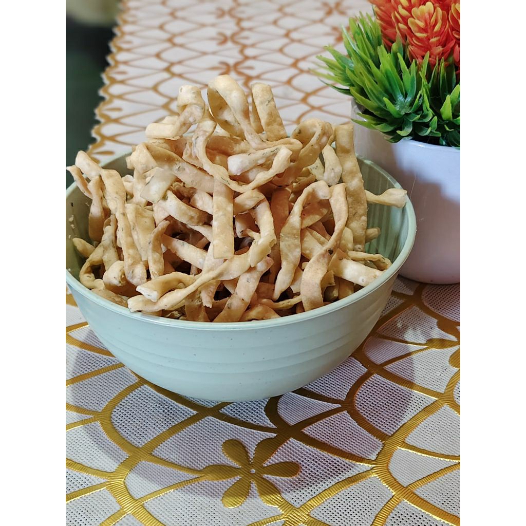 

Kue Bawang Bundo Asli Padang Renyah Gurih. Berasa bawangnya.