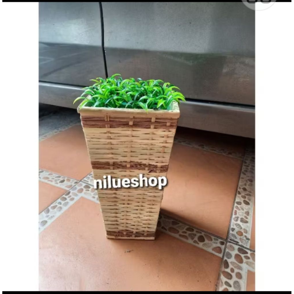 pot rotan tinggi 30 cm berikut busa dan rumput plastik